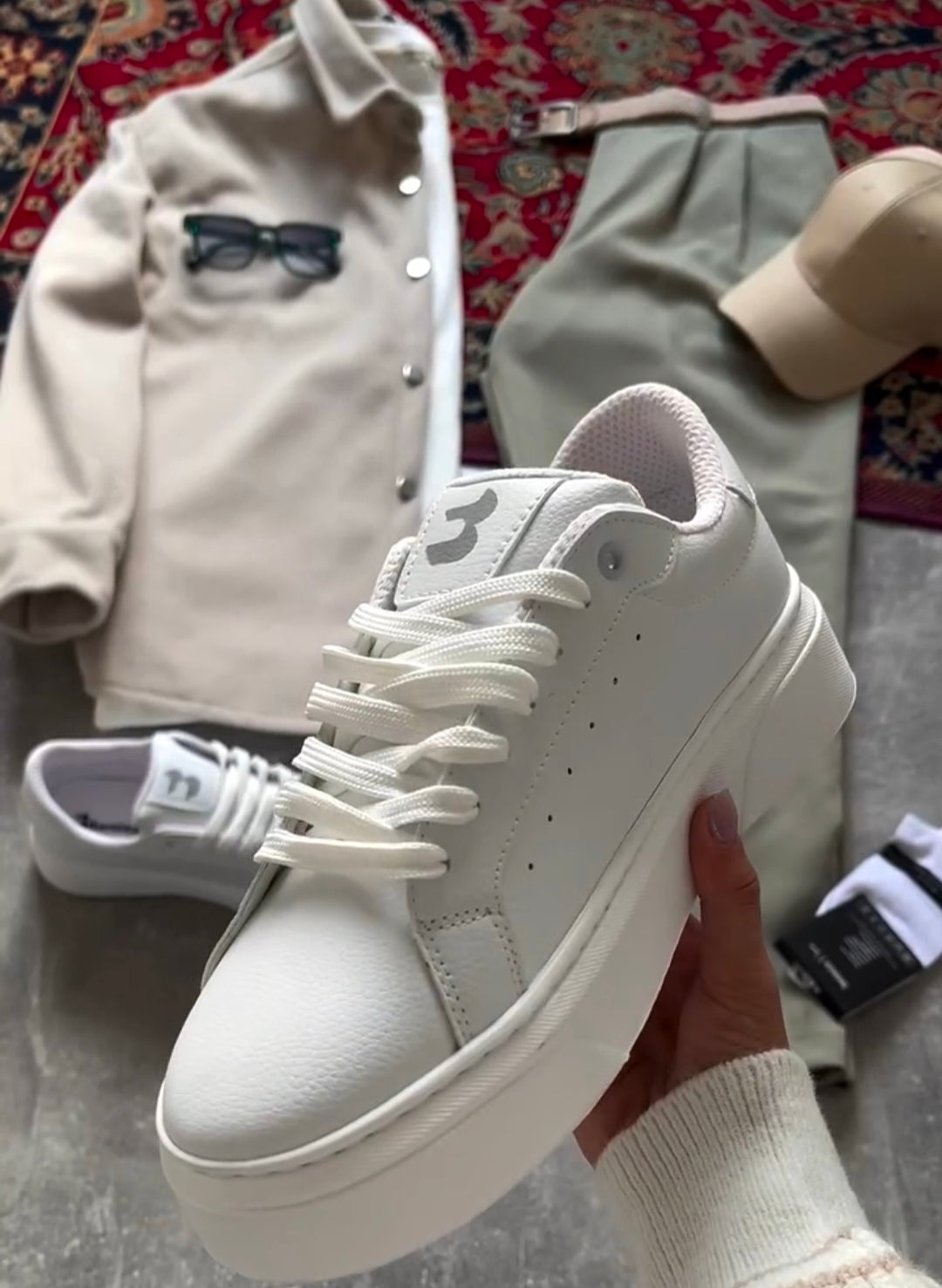 Modern Essential Outfit: Shirt, Pants, Sneakers & Watch الإطلالة العصرية الأساسية: قميص، بنطال، أحذية رياضية وساعة إصدار السكيني والأخضر (Skin & Green Edition)