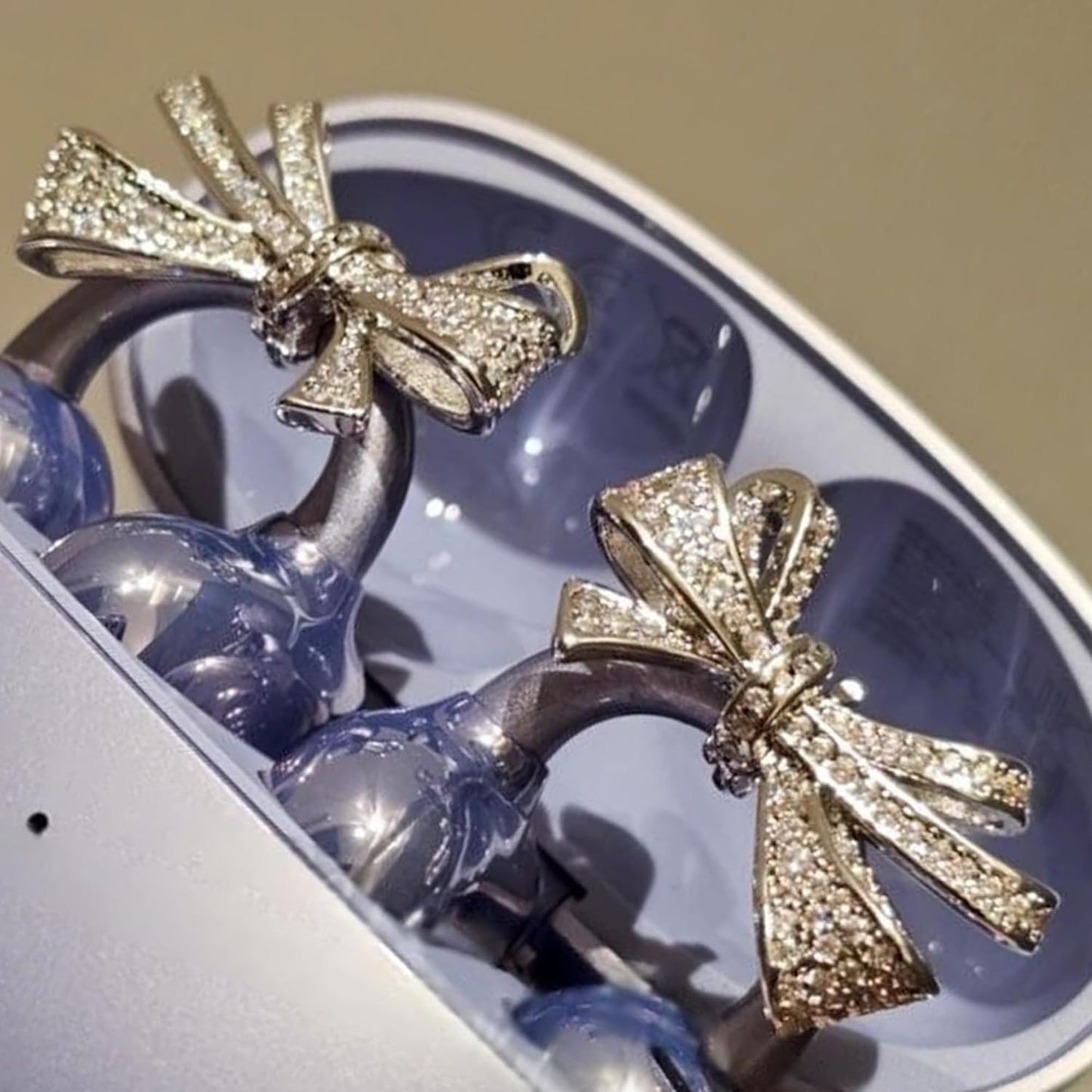 Bow Rhinestone تزيين سماعات Clip-On – Silver Bow Style D ديزاين فاخر make it long