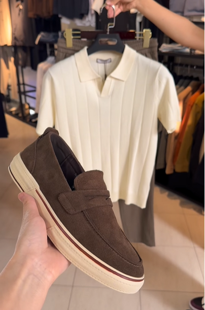 Perfect Combo: Shirt, Pants & Sneakers"التركيبة المثالية: قميص، بنطال وأحذية رياضية!" –  Off-White Color.