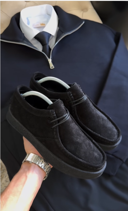 Modern Essential Outfit: Shirt, Pants, Sneakers & الإطلالة العصرية الأساسية: قميص، بنطال، أحذية رياضية ونظارة الإصدار الأسود الكامل – (Black & whiteCombo)