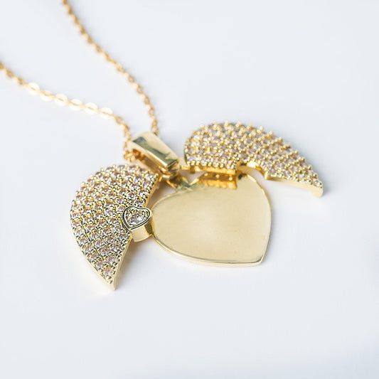 Elegant gold open close heart necklace